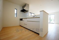 同仕様写真。対面式キッチンなのでリビングにいるご家族とコミュニケーションを取りながら洗い物や、お料理が楽しめそうですね＾＾