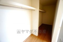 収納力豊富なウォークインクローゼット。洋服や小物などを1箇所にまとめて美しい収納を実現します。