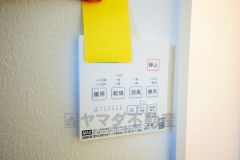 雨の日の洗濯も安心できる浴室暖房乾燥機付き浴室。リモコンで操作もボタン1つで簡単。