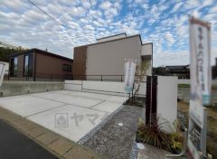 駐車スペースはゆとりある3台分を確保。マイカー用に、お客さま用に、余裕を持ってご利用いただけます＾＾