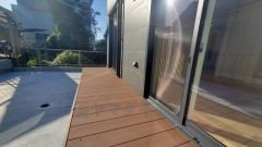 リビングから繋がるウッドデッキは第2の家族団欒スペースとして活躍します。ペットやお子様の遊び場としてはもちろん、BBQなども楽しめます。