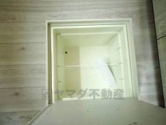 キッチンにある床下収納は、居住スペースを減らさずに買い置きの調味料や非常食などを保管することができます。