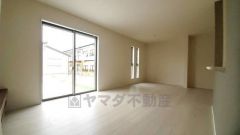 大きな窓のあるリビングは、陽光あふれる明るい空間です。居心地良く、ご家族皆がゆったり寛げる憩いの空間となりそうです。