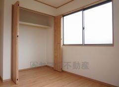 同仕様写真。暖かい日差しが差し込む洋室。たっぷり収納できるクローゼット付きでお部屋の中をすっきりと快適に保てます。