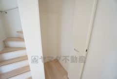 同仕様写真。物が散らかりやすいリビングに収納スペースを確保。書類や雑貨をひとまとめにできまるため、お部屋をすっきりさせることが出来ます。