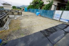現地（2025年6月9日）撮影。駐車スペースはゆとりある2台分を確保。マイカー用に、お客さま用に、余裕を持ってご利用いただけます。