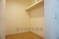 同仕様写真。洗面所横に収納量たっぷりのファミリークローク付き。ハンガーパイプ付で散らかりがちな洋服類もきれいに整理できます。