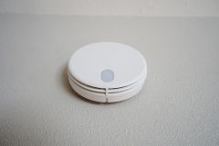 同仕様写真。火災報知器が設置されていることで、火災の発生をいち早く感知し、就寝中や留守中でも素早く危険を知らせてくれるため、家族の安全を確保し被害を最小限に抑えられます。
