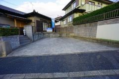 駐車スペースはゆとりある2台分を確保。マイカー用に、お客さま用に、余裕を持ってご利用いただけます。