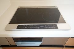 同仕様写真。お手入れのしやすいIHクッキングヒーターです。3口コンロなので、効率よくお料理が楽しめます。毎日のお料理も楽しくなりますね＾＾