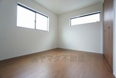 2面採光を確保した明るい室内は、風通しも良く、大変居心地の良い空間となっております。爽やかな風を感じて起きる朝は、快適生活の始まりに。