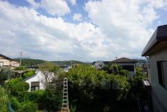 日差しが遮られないように隣家との間に距離を設けています。住宅地ですのでご近所様とコミュニケーション取りやすい距離感が良いですね。