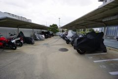 敷地内バイク置き場。