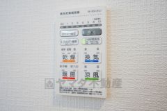 雨の日の洗濯も安心できる浴室暖房乾燥機付き浴室。リモコンで操作もボタン1つで簡単。