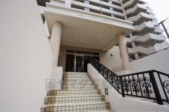 エントランスの外まで管理が行き届いた綺麗なマンションです。