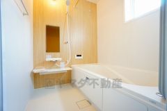 1日の疲れを癒すくつろぎのバスルーム。足を伸ばしてもゆったりと入れるサイズです。お子様と一緒にお風呂に入っても狭くないですね^^