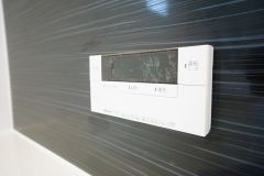 湯量・湯温の設定、そして保温までワンタッチのフルオートバス。便利な追い炊き機能付きです。