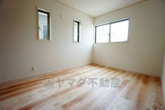 2面採光を確保した明るい室内は、風通しも良く、大変居心地の良い空間となっております。爽やかな風を感じて起きる朝は、快適生活の始まりに。