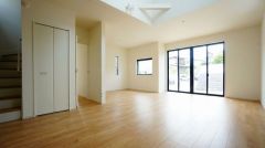 大きな掃き出し窓のあるリビングは、陽光あふれる明るい空間です。ゆったりと寛げる憩いの場となりそうです。