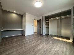 寛ぎの時間を紡ぎだす主寝室は、大型ベッドを置いても余裕の広さを確保しています。