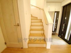 小さなお子様やご高齢の方でも安心できる、手すり付き階段。段差も低めで設定されており、安全性にも優れています。