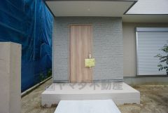 家の顔となる玄関扉がかっこいいと、たくさんの人を招き入れたくなりますね＾＾奥まって設置されており、雨にも濡れにくくなっています。