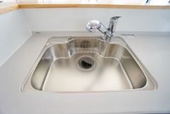 広々とした凸型シンクに洗剤ポケットを標準装備。大きなお鍋など洗いやすいです。