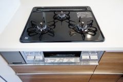 同時にたくさんの料理が調理できる3口コンロ。長時間熱を通しておきたい煮込み料理を作りながら、炒め物など同時進行で進められます。