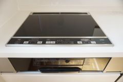 同仕様写真。汚れてもサッとふける、お手入れのしやすいIHクッキングヒーター。オール電化なので経済的です。