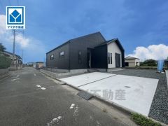 津屋崎小学校まで徒歩10分と近く、お子様も無理なく通えます。快適でゆとりのある生活空間で新生活を始めましょう^^