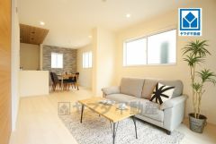 家具はイメージです。大きな窓のあるリビングは、陽光あふれる明るい空間です。居心地良く、ご家族皆がゆったり寛げる憩いの空間となりそうです。