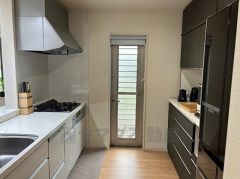 カウンタートップは耐熱性に優れており、日ごろのお掃除もふき取るだけでＯＫ。ステンレスシンクも簡単にお掃除できますよ。