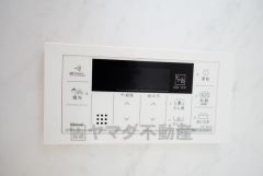 湯量・湯温の設定、そして保温までワンタッチのフルオートバス。便利な追い炊き機能付きです。