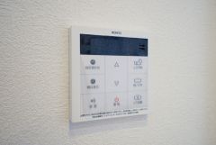 キッチン横からお湯張り、追い炊き、足し湯がボタン一つで楽々操作できる給湯機リモコンです。忙しい夕飯準備の時間帯に重宝しますね。