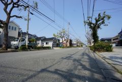 ゆったりとした8ｍ幅の道路をはさんでいることで陽射しを遮られることなくとても明るいです。