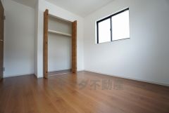 同仕様写真。暖かい日差しが差し込む洋室。たっぷり収納できるクローゼット付きでお部屋の中をすっきりと快適に保てます。