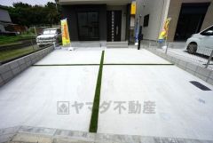 駐車スペースはゆとりある2台分を確保。マイカー用に、お客さま用に、余裕を持ってご利用いただけます。