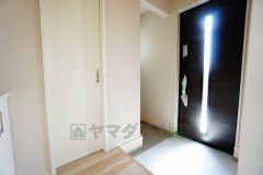 採光も考えられた明るい玄関です。