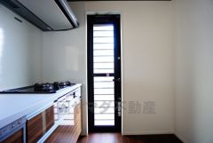 勝手口付きキッチン。においがこもりやすいキッチンの換気にも役立ちます。ごみの仮置きにもなり、便利です＾＾