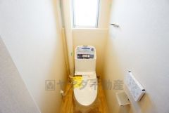 温水、暖房、ウォシュレット付の高機能トイレです。すっきりした見た目で、トイレ奥の掃除もしやすいです。