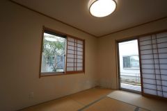 リビングからの続き間として和室をご用意しました。普段はリビングとつなげて開放的なスペースとして、来客時には客間としてお使いいただけます。