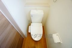 同仕様写真。温水洗浄機付トイレです。節水機能もあるので、安心して使えますね。もちろん、1階2階の2ヶ所にトイレがあるので、忙しい朝にもゆとりができますね。