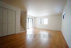 大きな掃き出し窓のあるリビングは、陽光あふれる明るい空間です。ゆったりと寛げる憩いの場となりそうです。