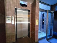 エレベーターホールには外部からの映像がチェックできる防犯カメラモニターが設置されています。防犯対策バッチリです。