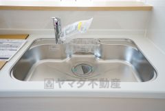 広々とした凸型シンクに洗剤ポケットを標準装備。大きなお鍋など洗いやすいです。