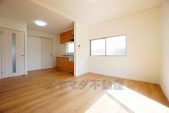 大きな窓のあるリビングは、陽光あふれる明るい空間です。居心地良く、ご家族皆がゆったり寛げる憩いの空間となりそうです。