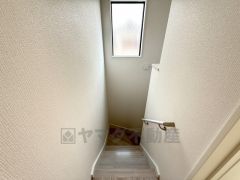 小さなお子様やご高齢の方でも安心できる、手すり付き階段。段差も低めで設定されており、安全性にも優れています。