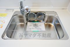 広々とした凸型シンクに洗剤ポケットを標準装備。大きなお鍋など洗いやすいです。