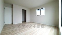 ご夫婦お二人のプライベートシーンを演出する寝室は、大容量のウォークインクローゼット付き。