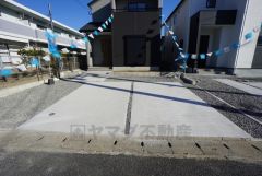 駐車スペースはゆとりある2台分を確保。マイカー用に、お客さま用に、余裕を持ってご利用いただけます。